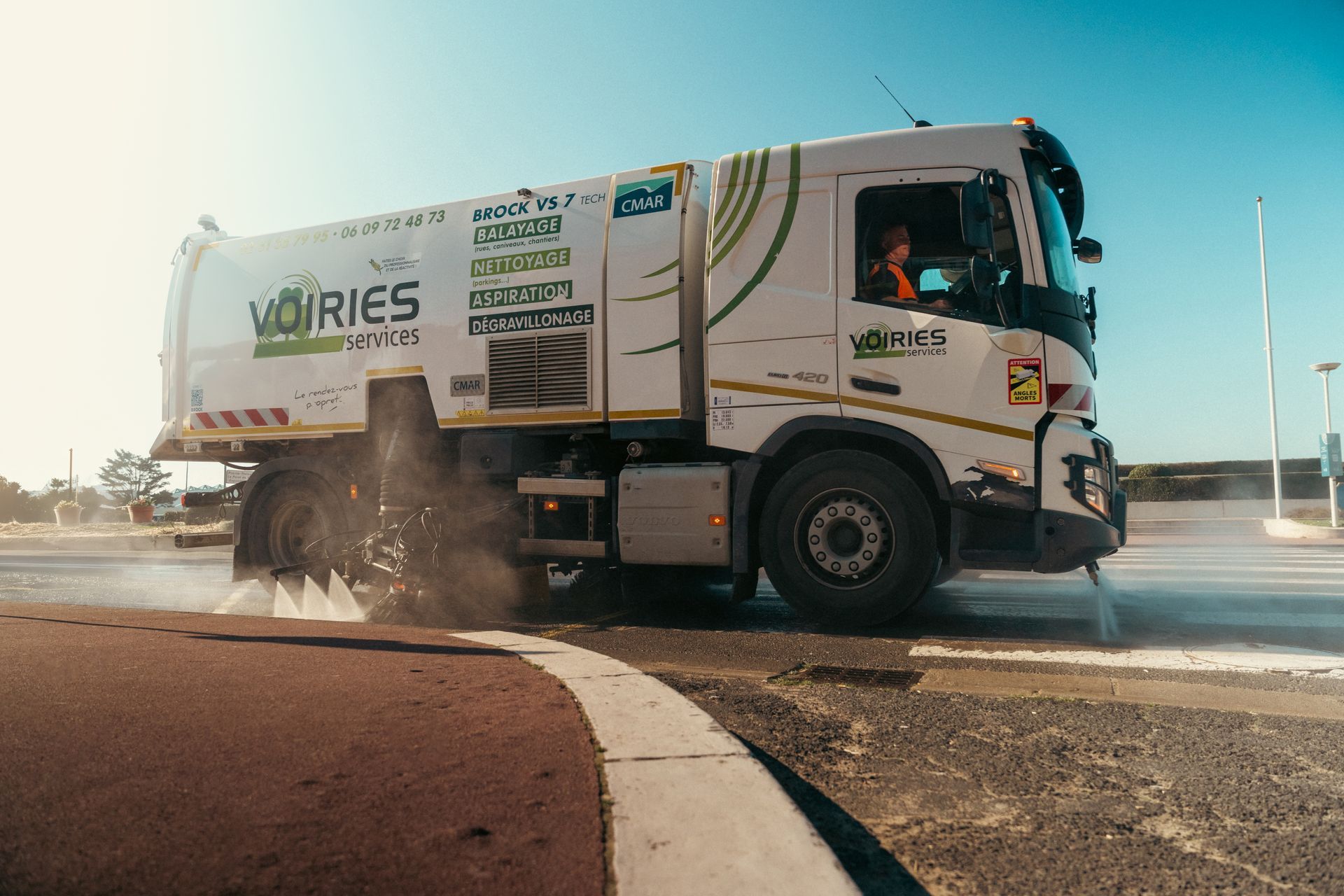 Camion balayant une voirie
