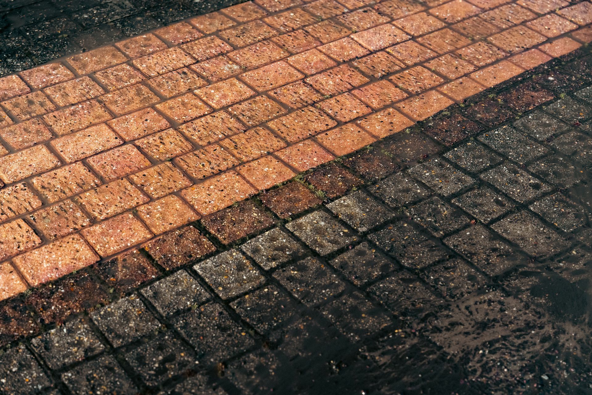 Décapage d'un trottoir avec des briques