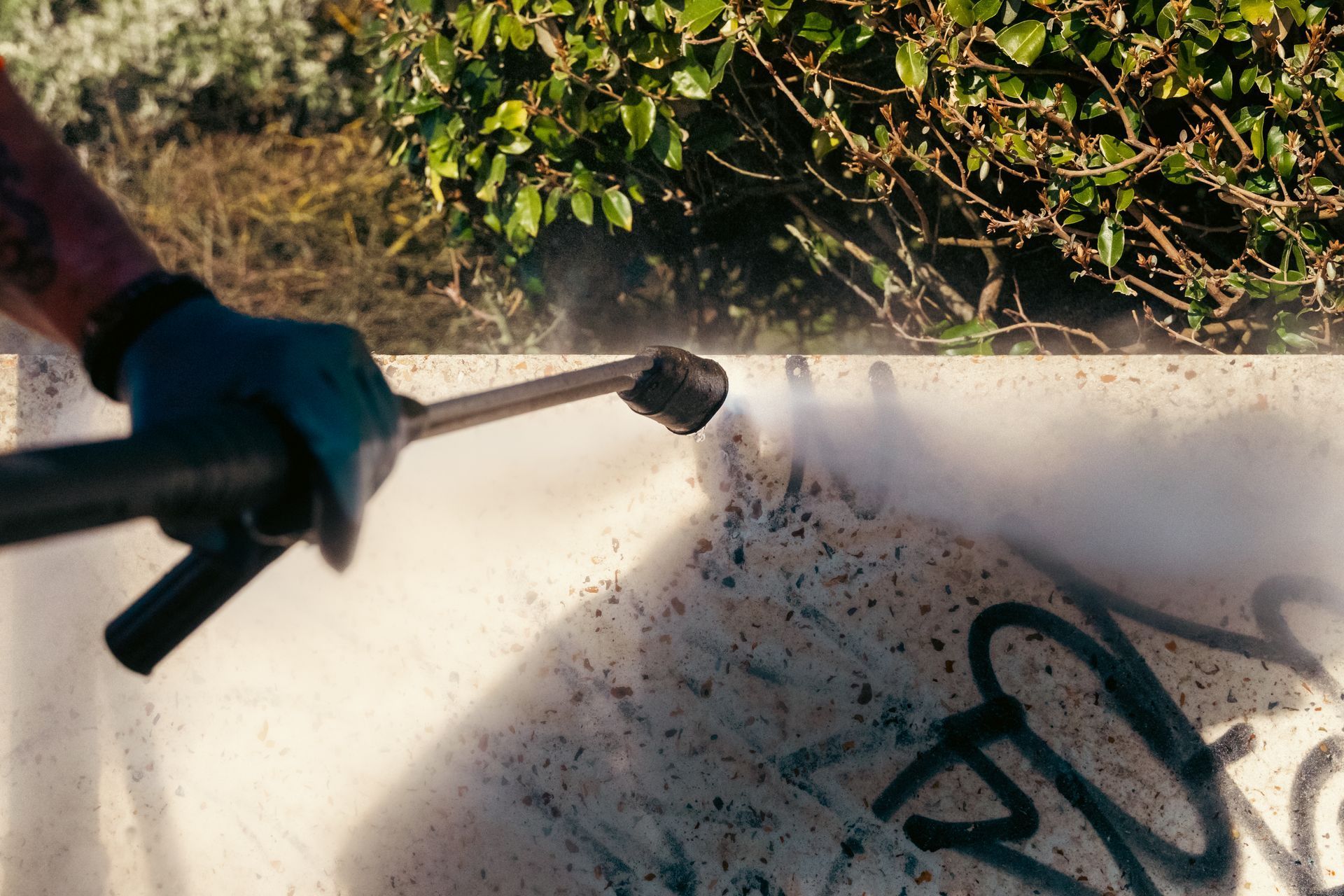 Nettoyage à haute pression d'un mur avec graffitis