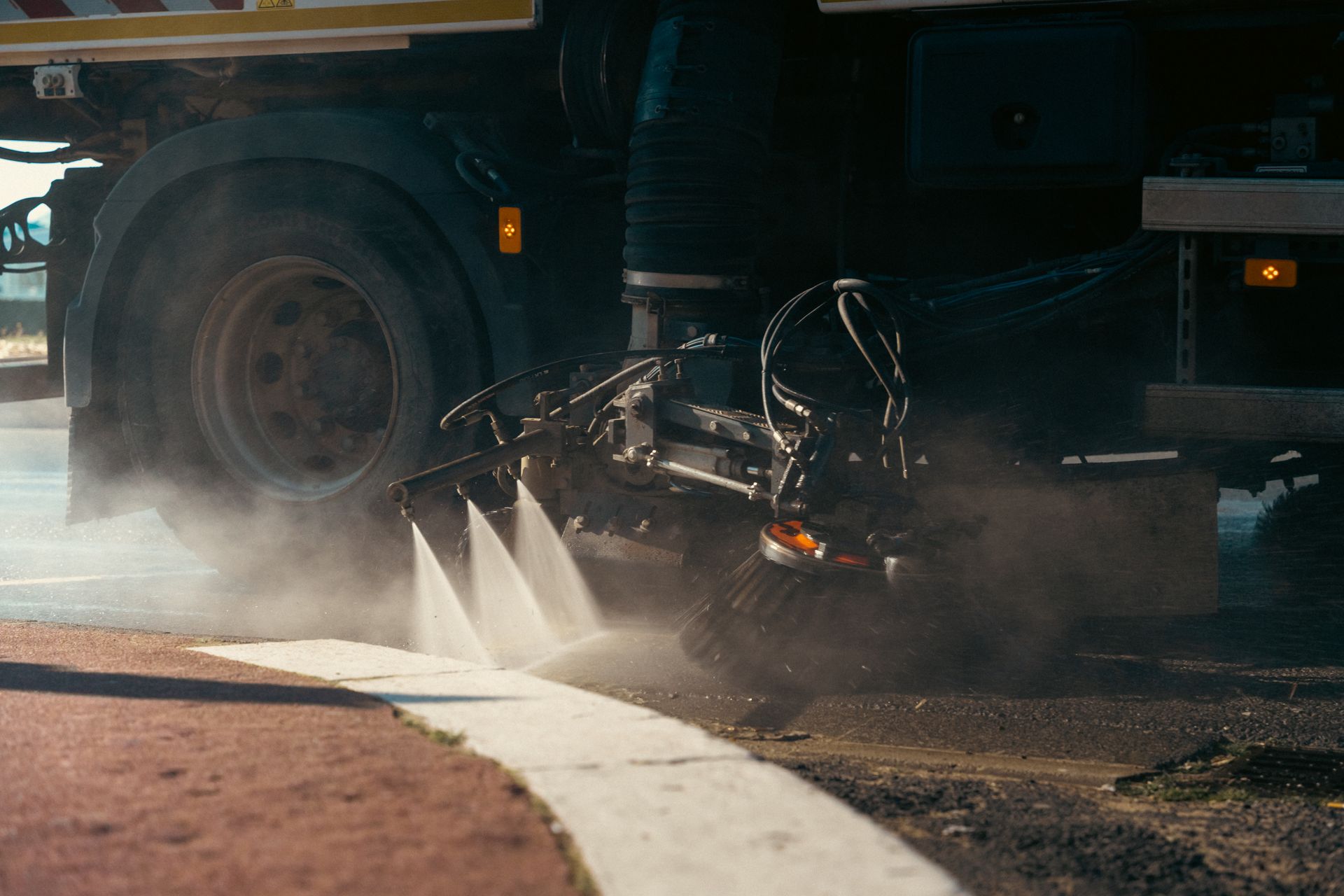 Camion démoussant une voirie