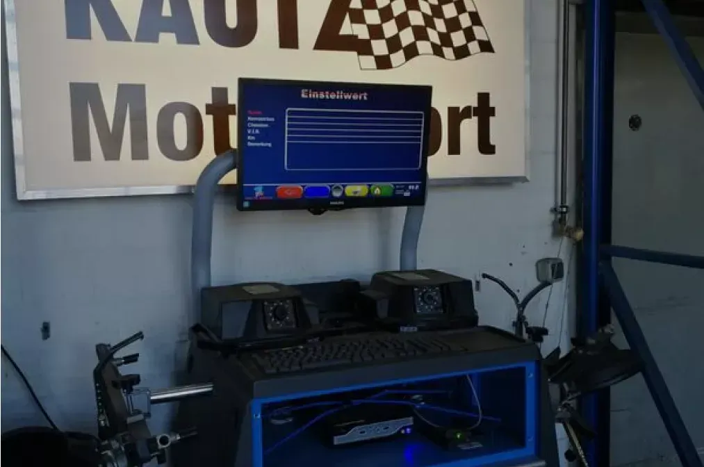 Achsmessanlage, Computerbildschirm mit Datenanzeige, in einer Autowerkstatt.