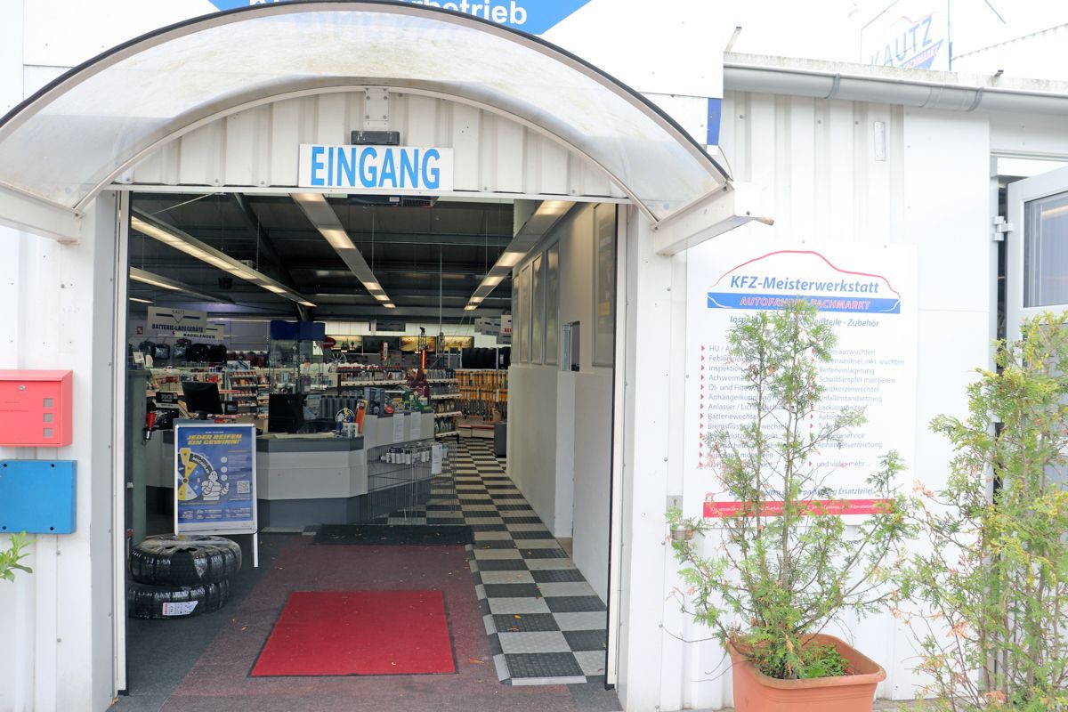 Eingang zu einem Geschäft mit Rampe für Barrierefreiheit, Schild mit der Aufschrift 