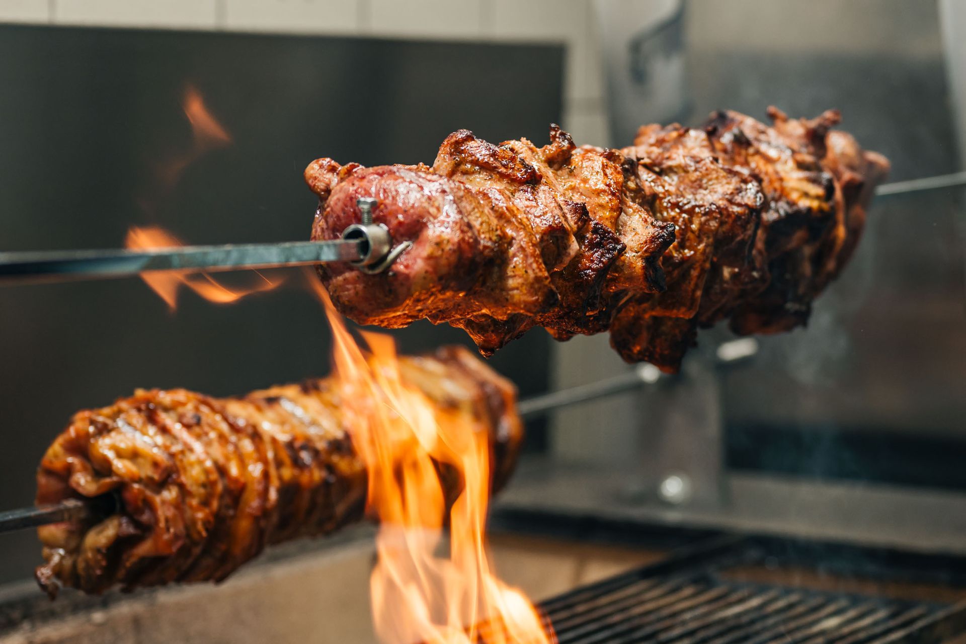 Fleisch, das am Spiess über offenem Feuer gebraten wird.