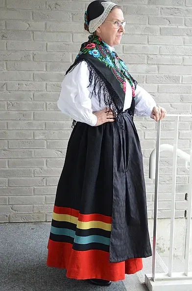 Anita kanssallispuku päällä
