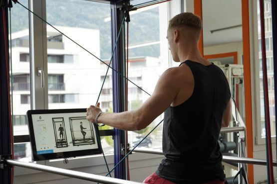 Ein Mann macht Koordinationstraining mit SensoPro im Physical Center Mavric