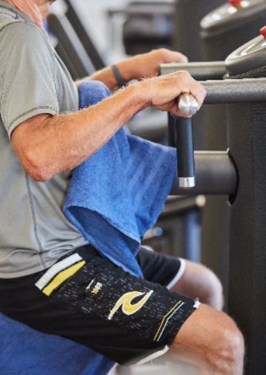 Ein Mann macht Cardio mit einem Fitnessgerät