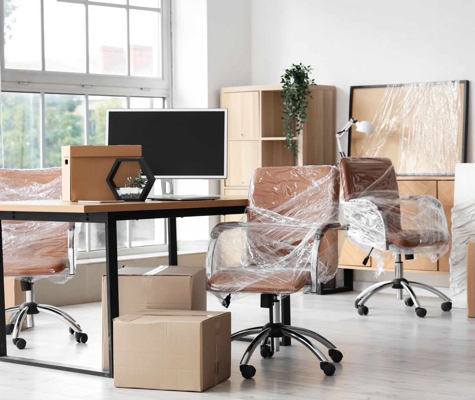 Des cartons et des chaises de bureau emballées au sein d'un espace professionnel