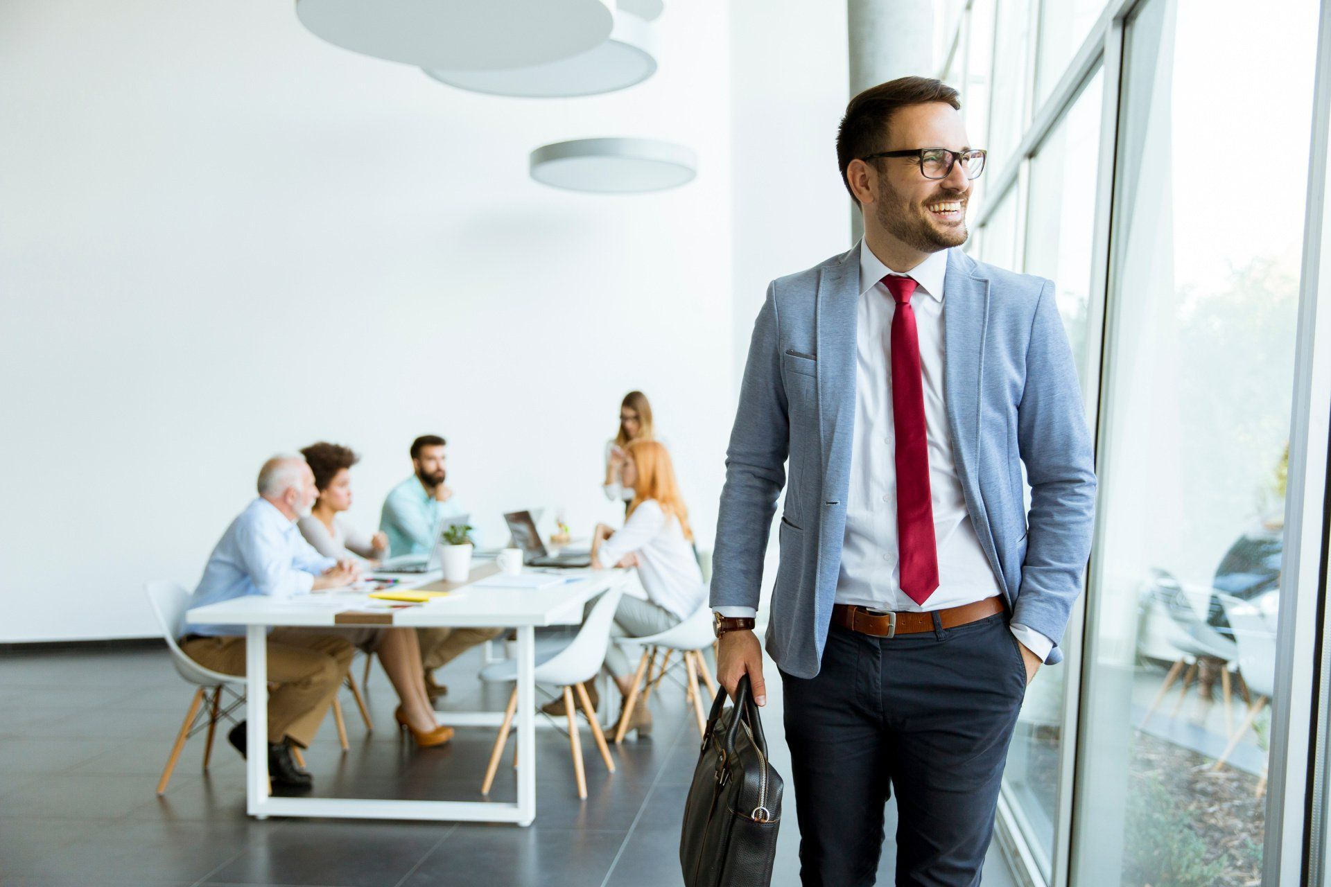 Homme tenant une malette dans un bureau