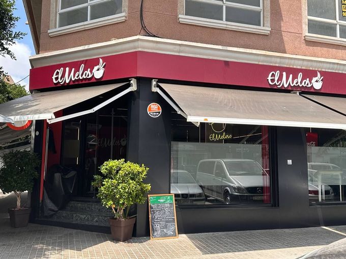 Vista de esquina del exterior del restaurante 