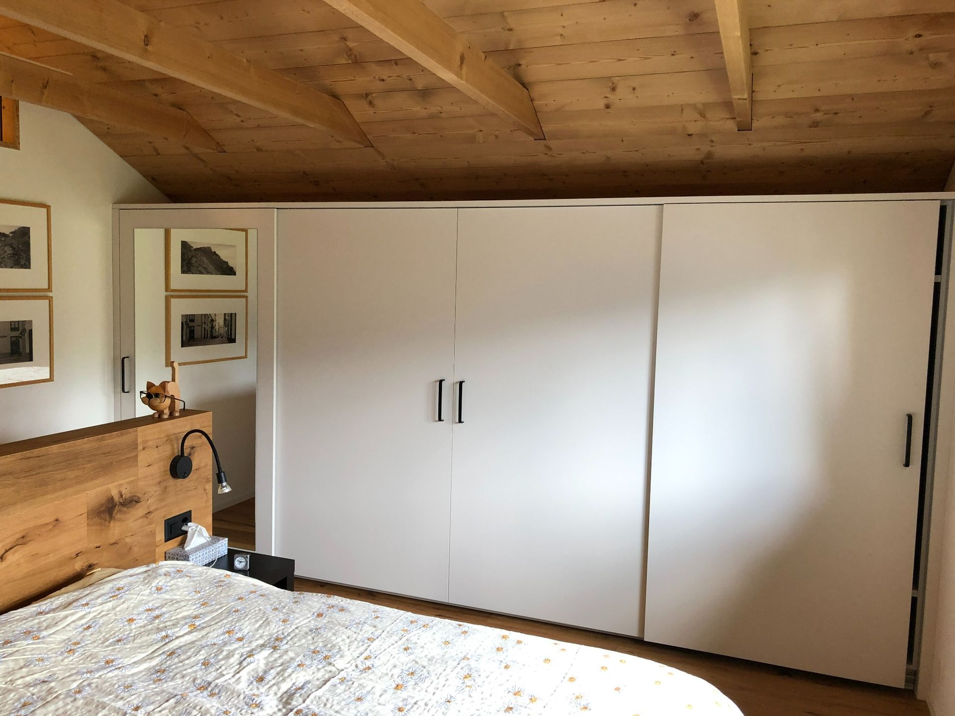 Ein Schlafzimmer mit einem Bett und einem großen Kleiderschrank.