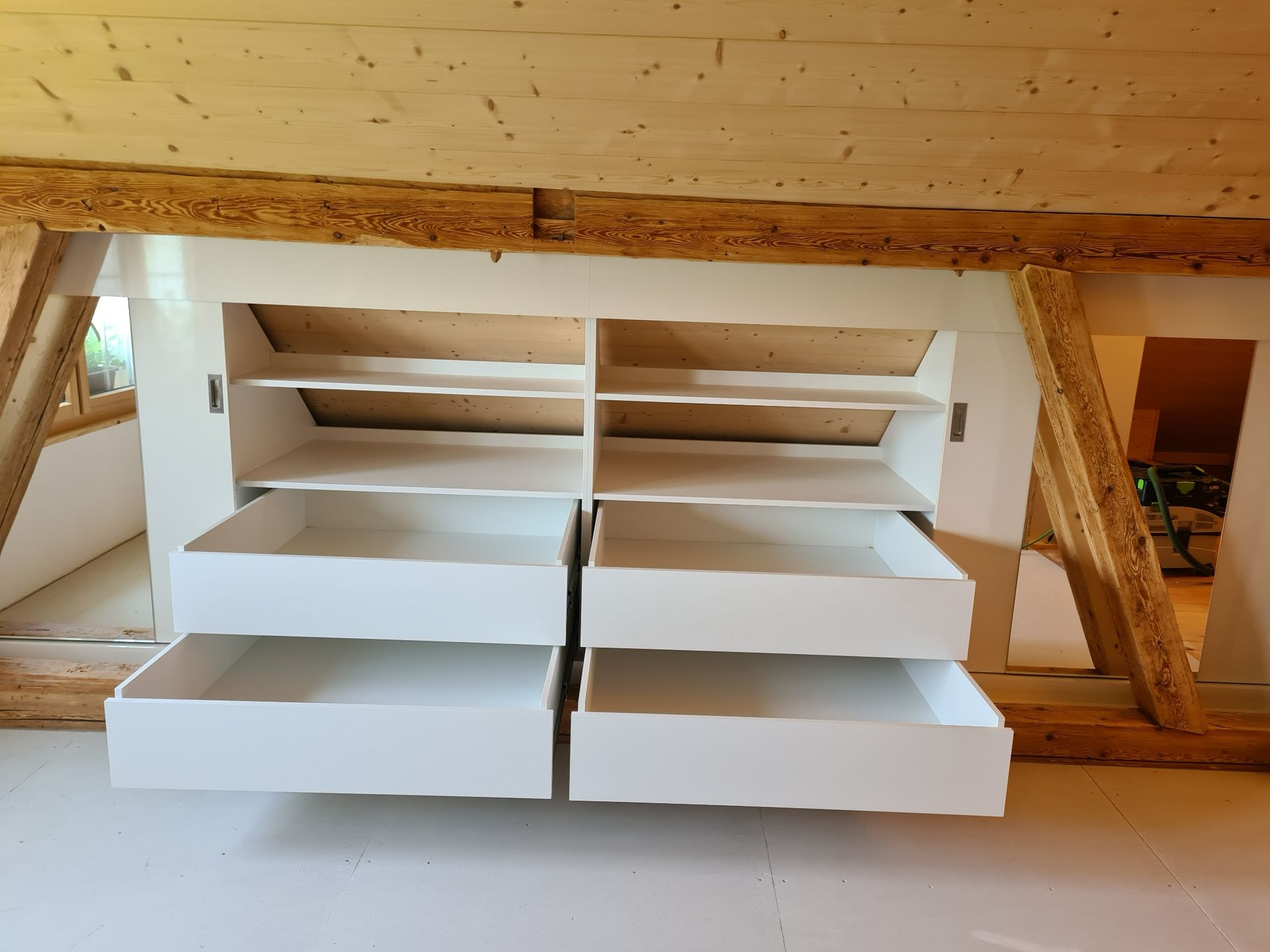 Die Schubladen sind offen und die Regale sind leer