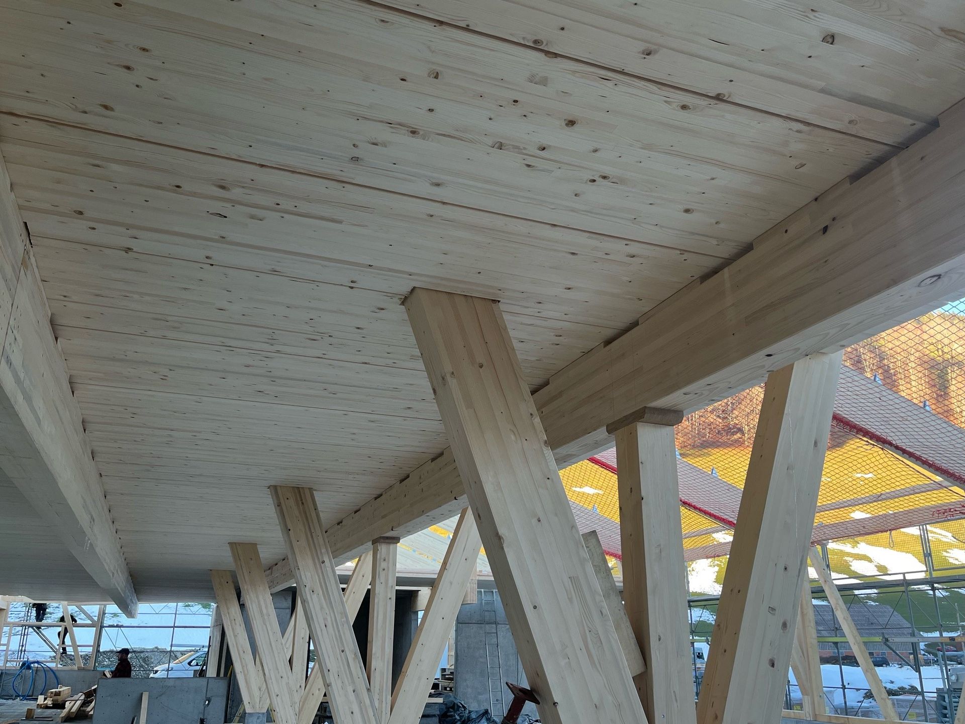 Ein im Bau befindliches Gebäude mit vielen Holzbalken