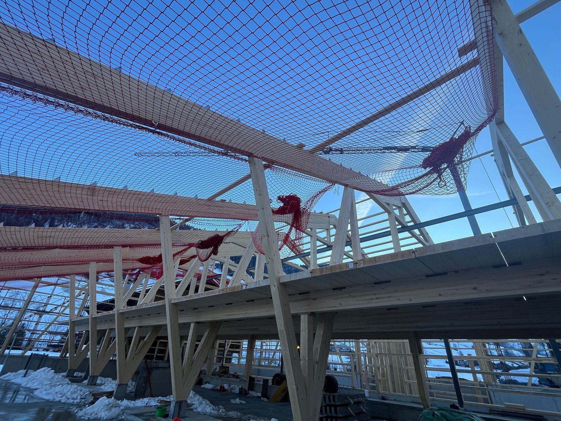 Ein im Bau befindliches Gebäude mit einem Sicherheitsnetz darauf.