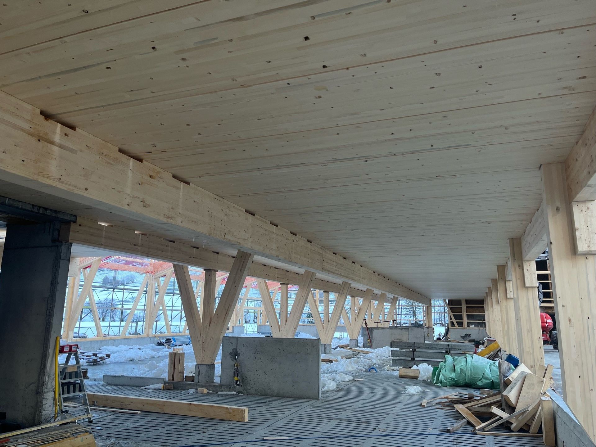Ein im Bau befindliches Gebäude mit einer Holzdecke