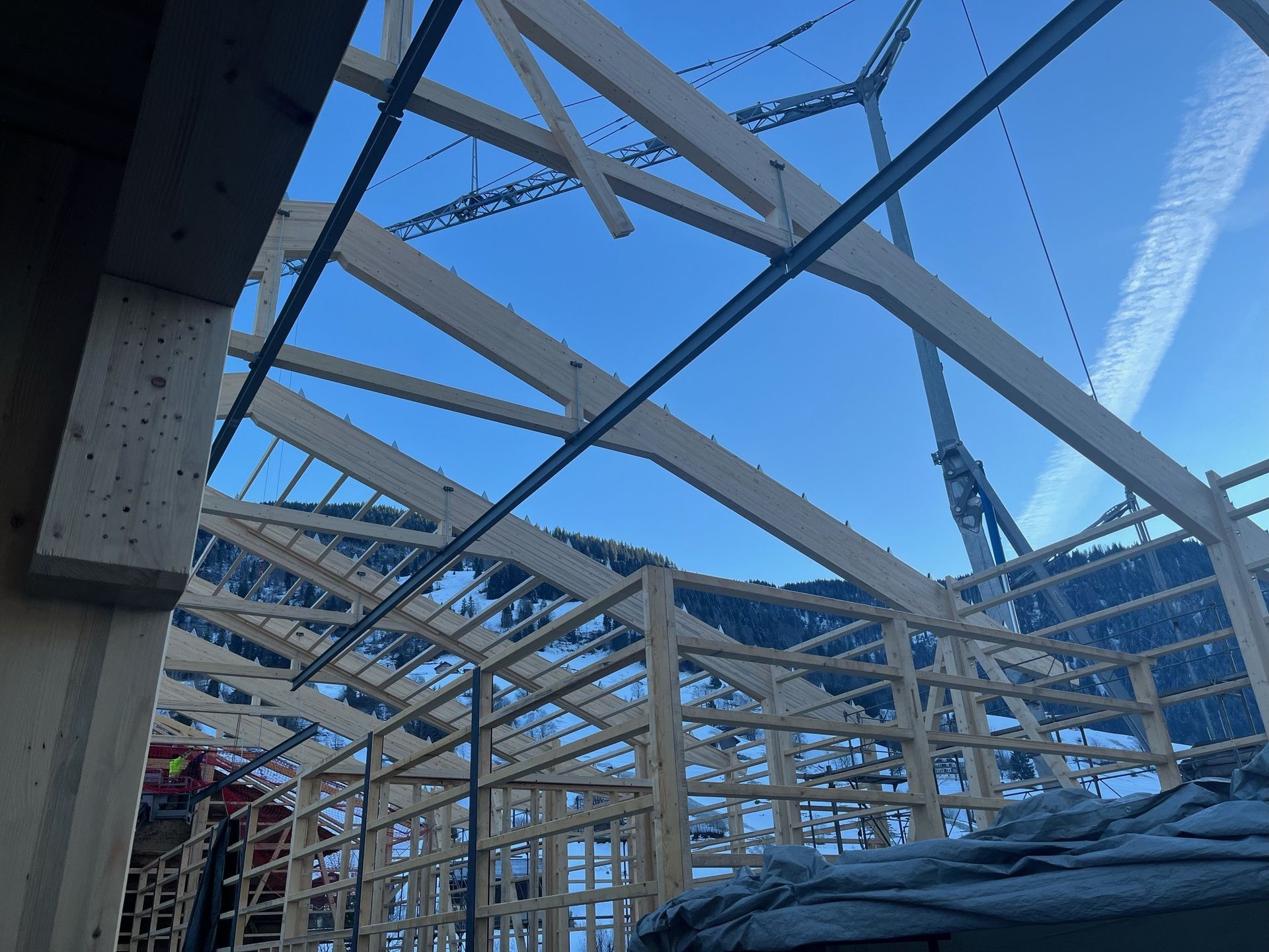 Ein im Bau befindliches Gebäude mit einem blauen Himmel im Hintergrund