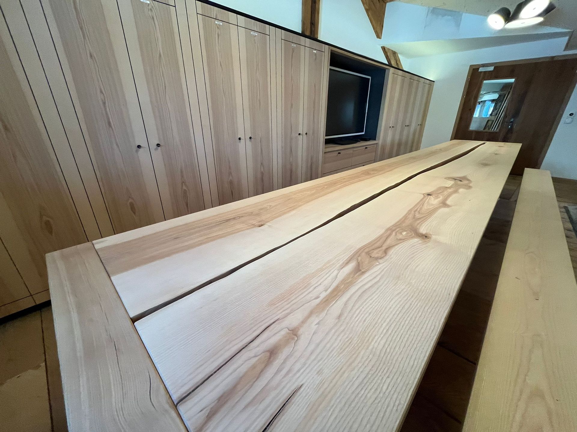 Ein langer Holztisch mit zwei Bänken in einem Raum