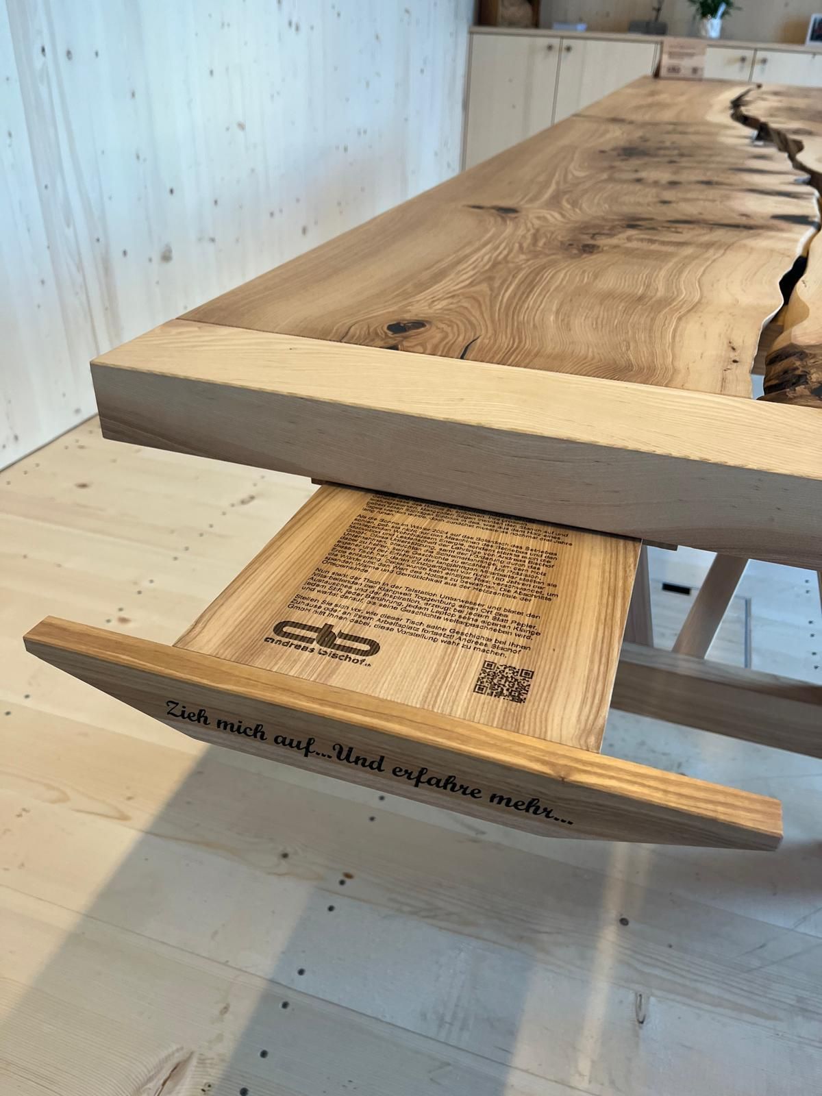 Ein Holztisch mit einer Schublade darunter.