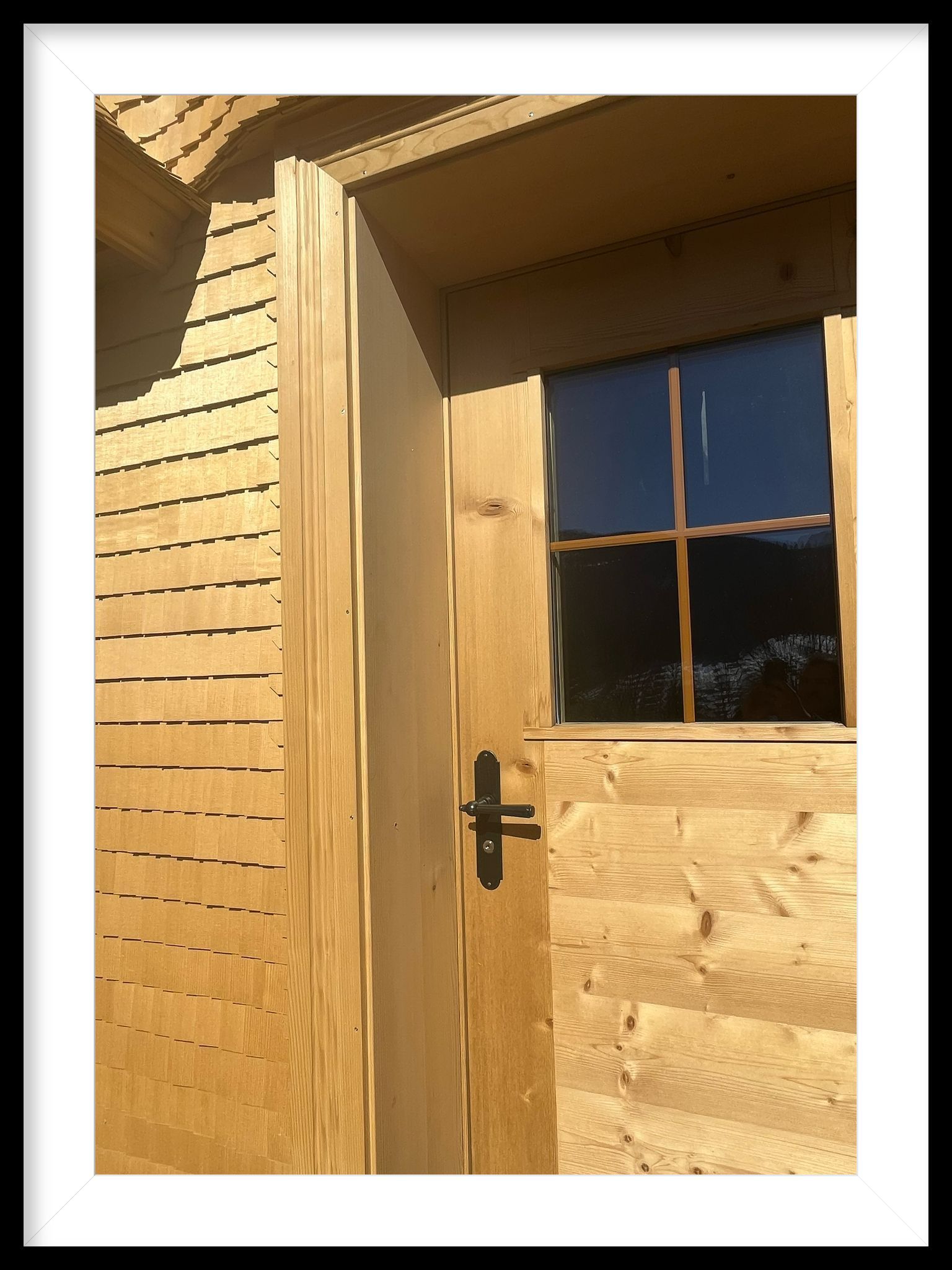 Ein Bild einer Holztür mit einem Fenster