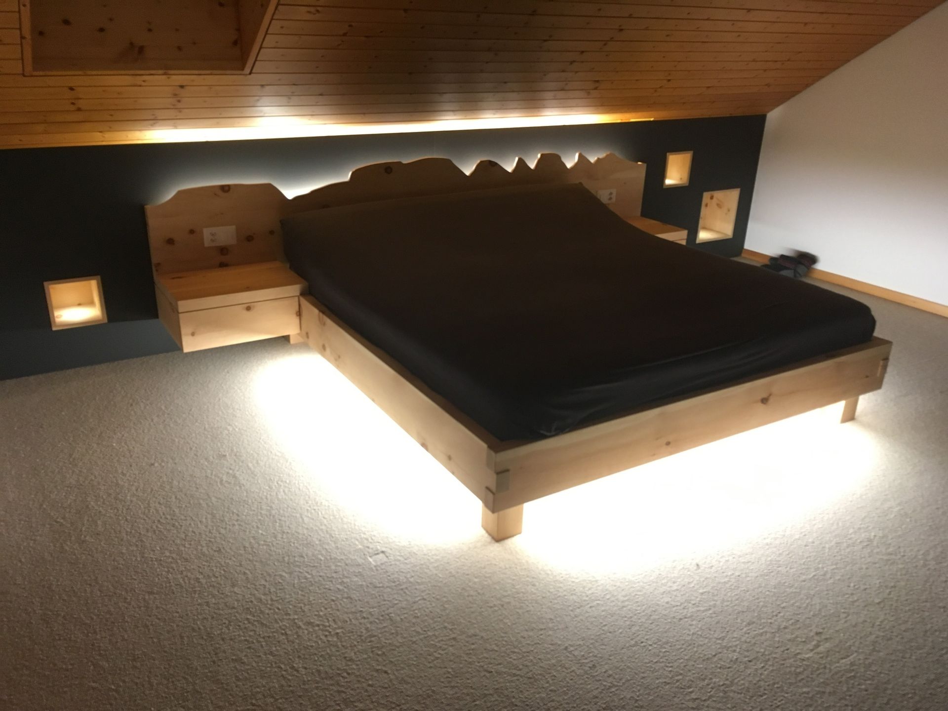 Ein Schlafzimmer mit einem Holzbett und einem Bergkopfteil