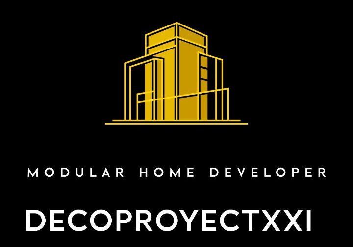 Logotipo de edificio amarillo con “MODULAR HOME DEVELOPER” y “DECOPROYECTXXI” sobre fondo negro