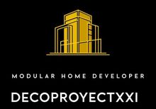 Logotipo de edificio amarillo con &ldquo;MODULAR HOME DEVELOPER&rdquo; y &ldquo;DECOPROYECTXXI&rdquo; sobre fondo negro