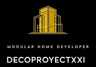 Logotipo de edificio amarillo con &ldquo;MODULAR HOME DEVELOPER&rdquo; y &ldquo;DECOPROYECTXXI&rdquo; sobre fondo negro