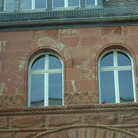 Altbau - Fenster mit Rundbogen