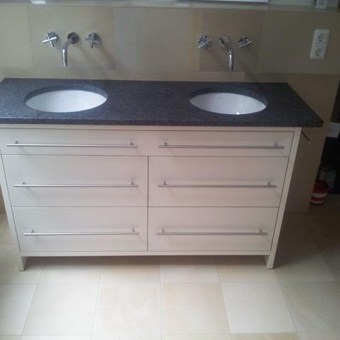 Wandverkleidung mit Waschplatz