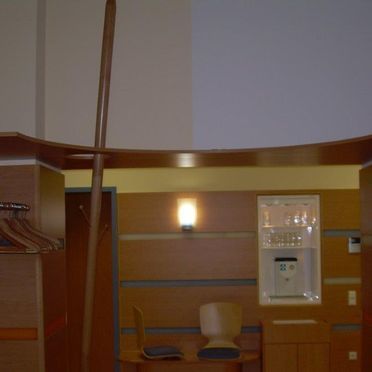 Garderobe im Wartebereich