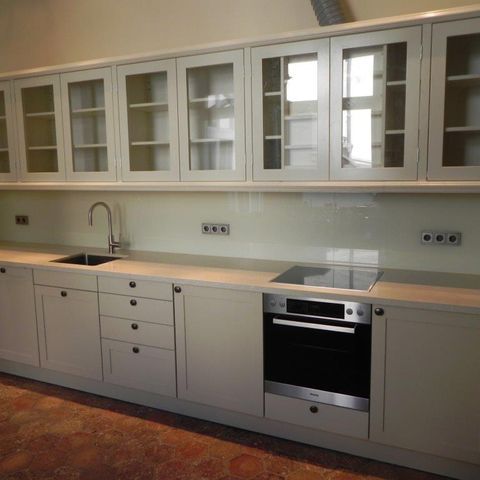 Küchenzeile mit Oberschränken