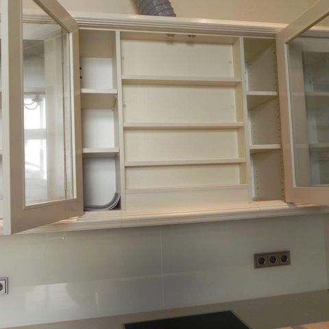 Oberschrank mit innenliegender Abzughaube