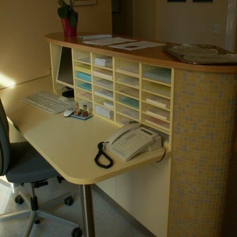 Theke mit Einteilungen