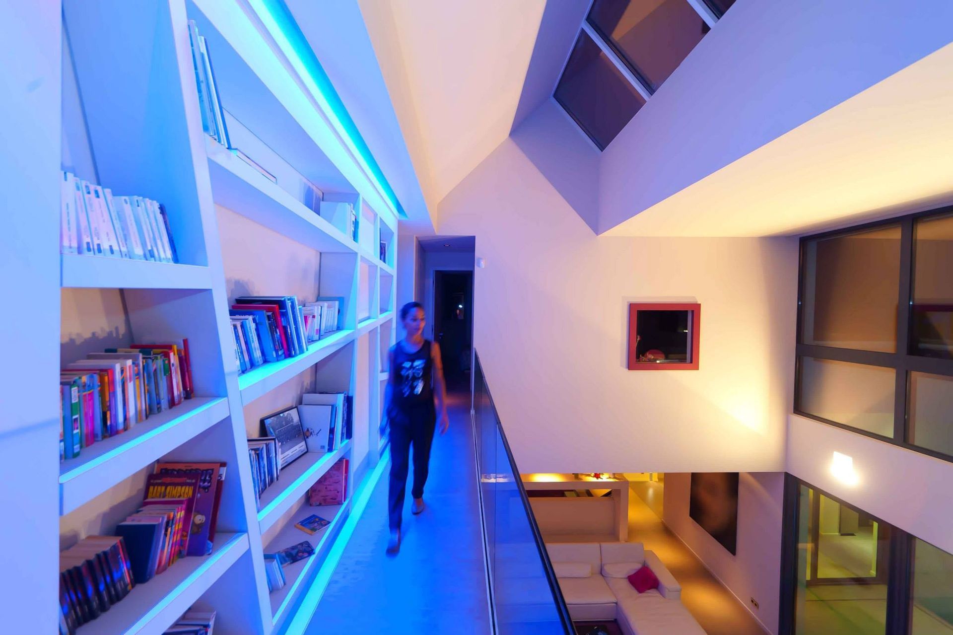 Éclairage de la bibliothèque d'une villa