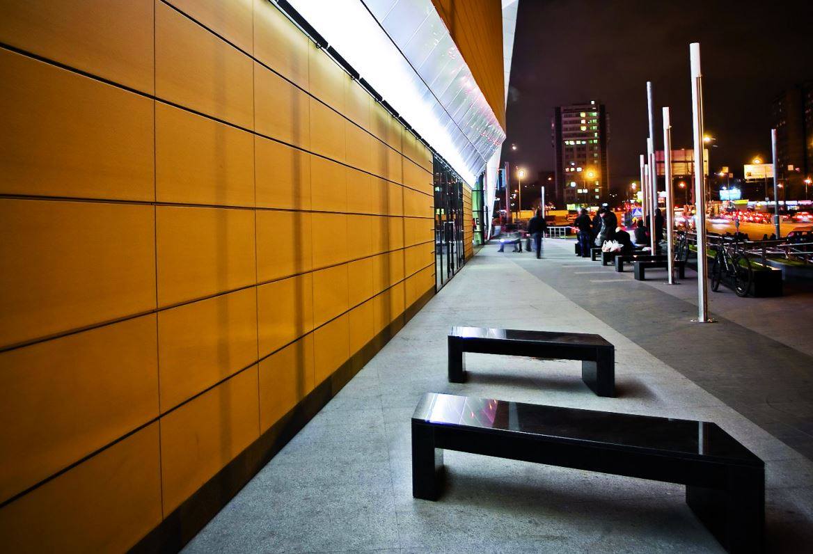 Écliarage du Centre Commercial Gagarinsky, Moscou, avec des bancs