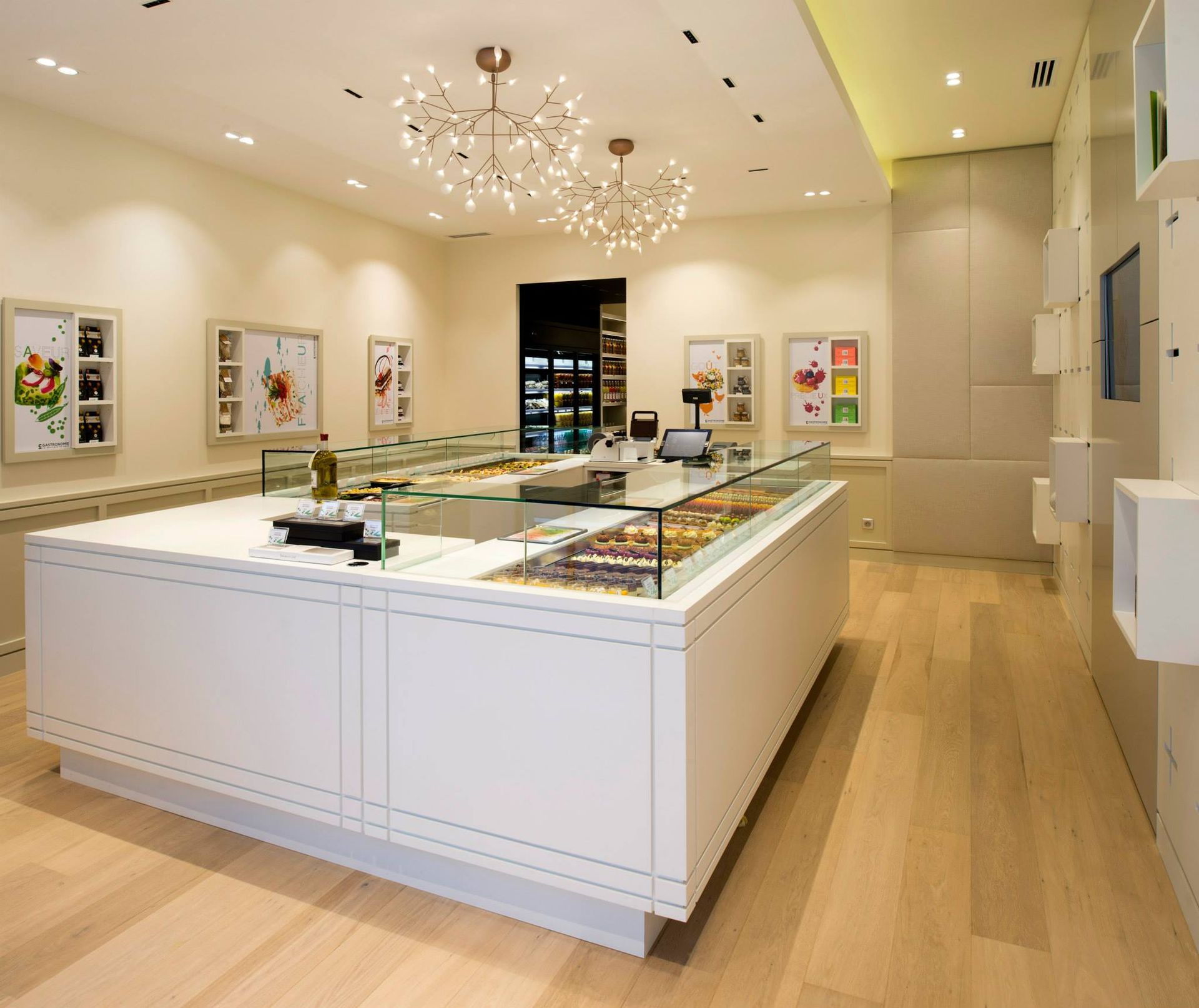 Éclairage de la vitrine d'une pâtisserie