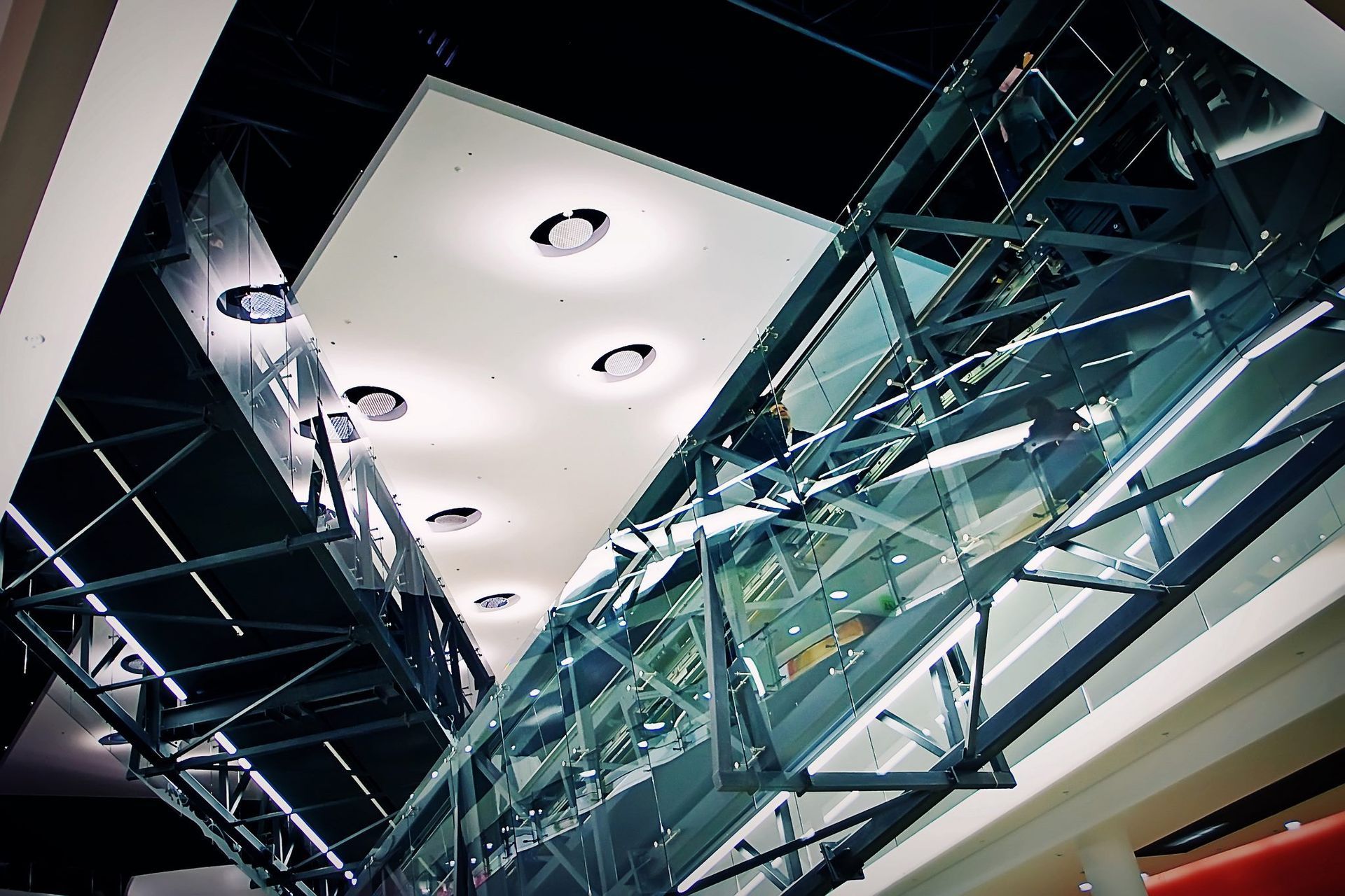 Éclairage du plafond d'un centre commercial