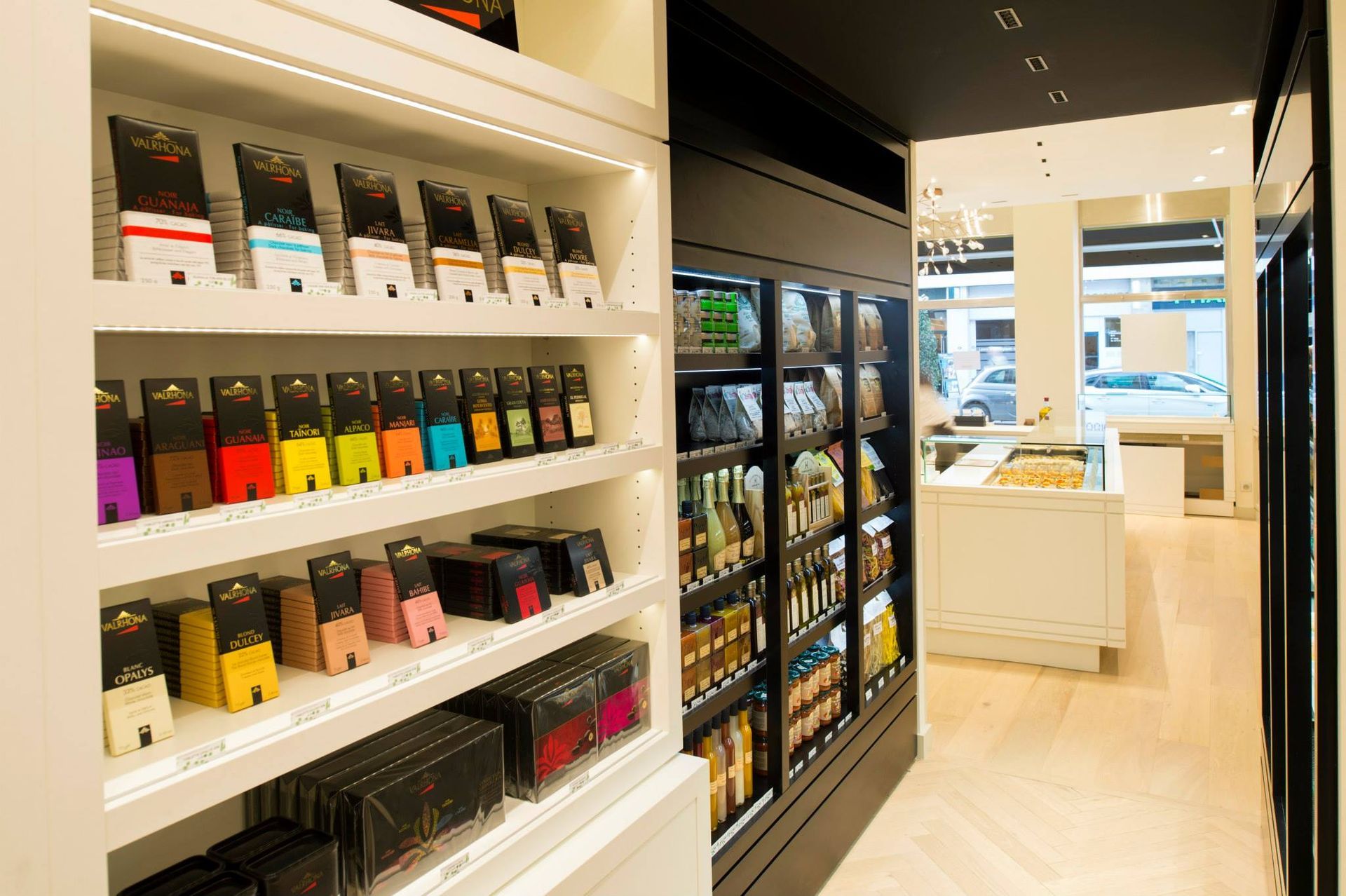 Éclairage des rayons d'une pâtisserie