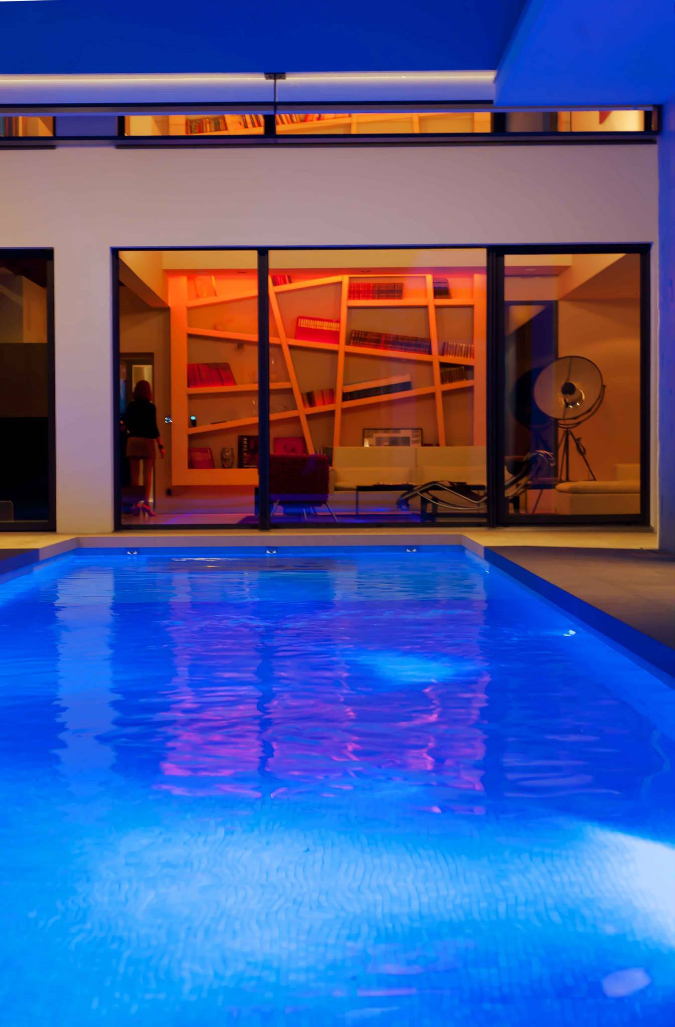 Éclirage de la piscine d'une villa