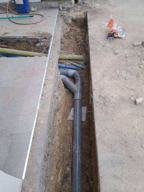 Photo d'un pelle en train de terrasser le sol pour l'installation d'une route