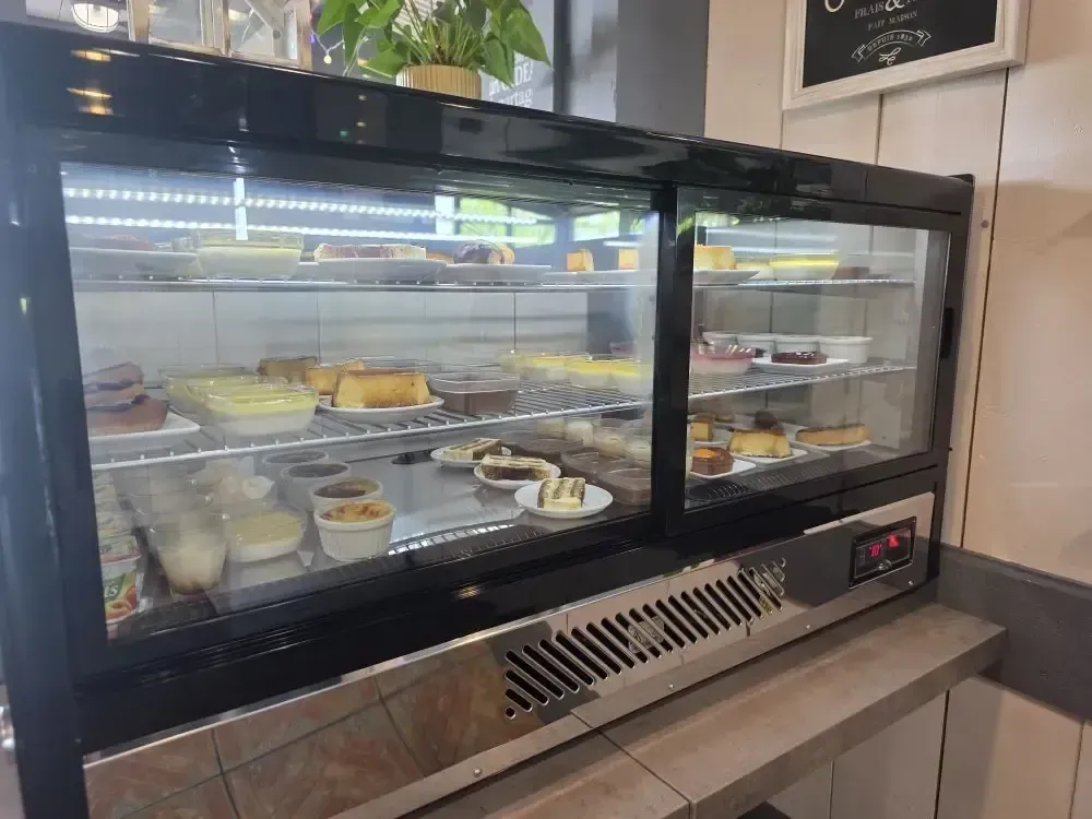 Une table chargée de plats du Moyen-Orient : pâtisseries farcies, salades, fruits et viandes.