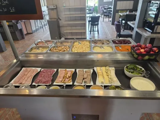 Buffet de fruits de mer, fromages, pains et amuse-gueules sur une surface noire.