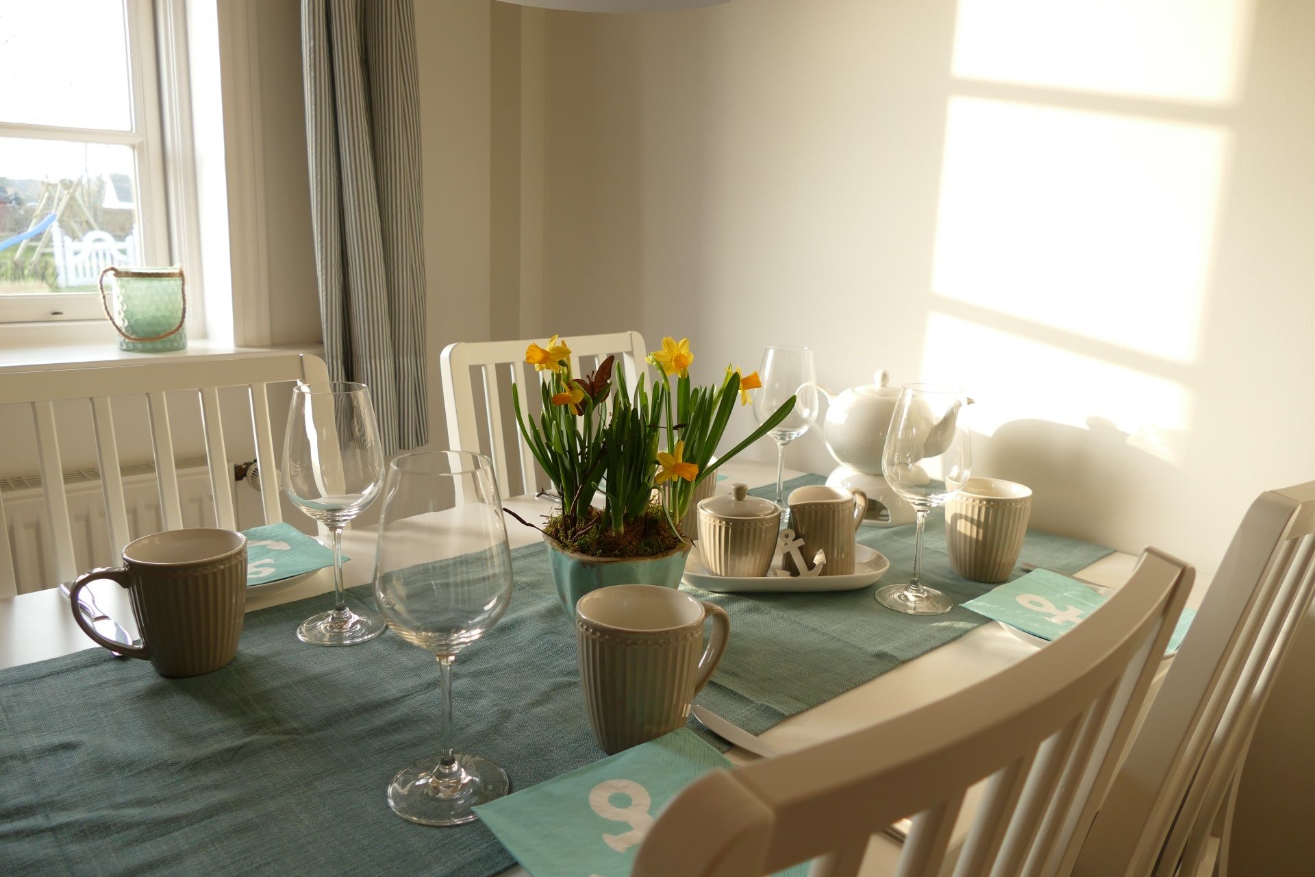 Der Tisch ist stilvoll gedeckt.