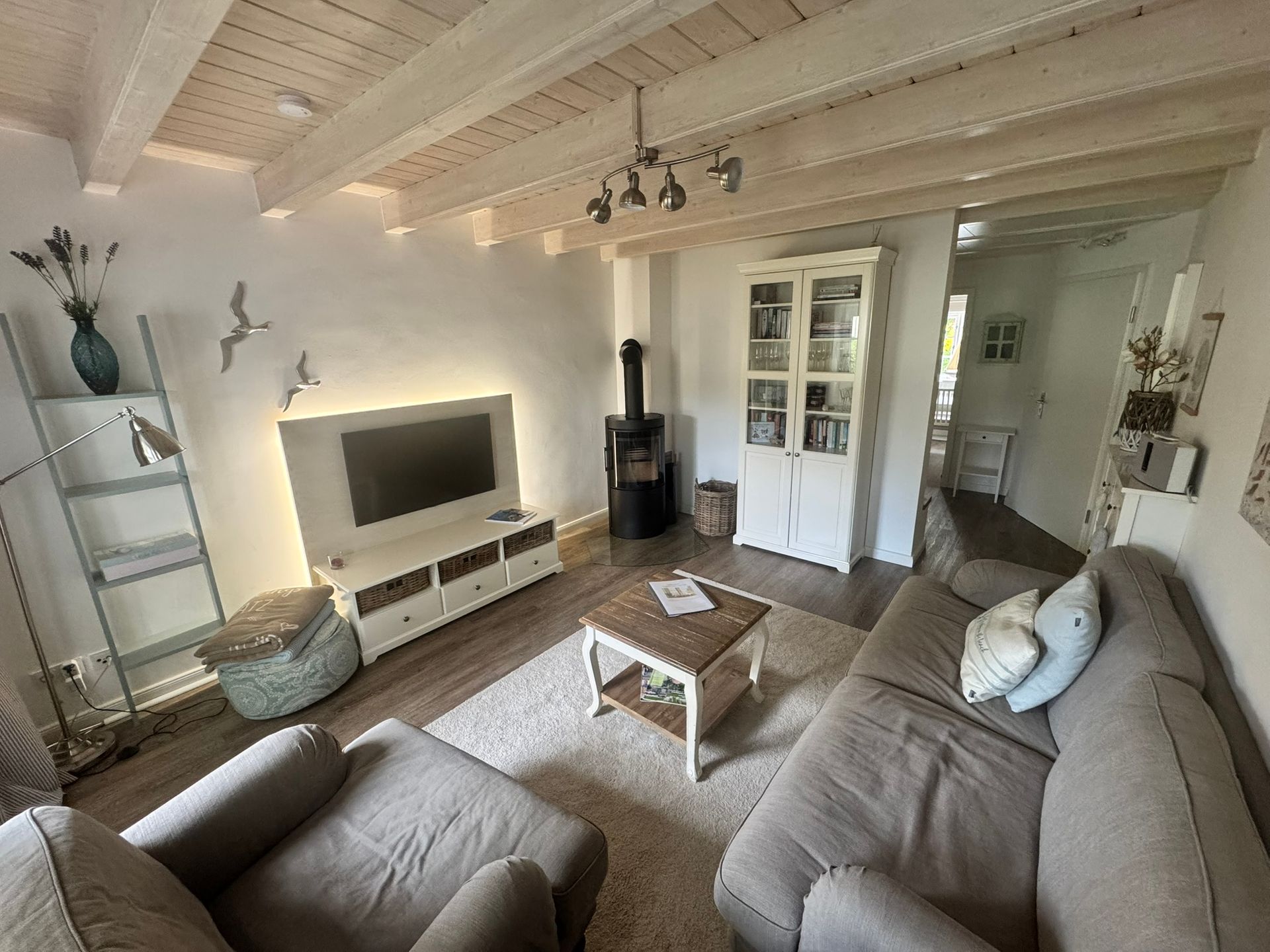 Gemütliches Sofa und großer Sessel. Kamin für gemütliche Stunden, Smart TV mit Netflix