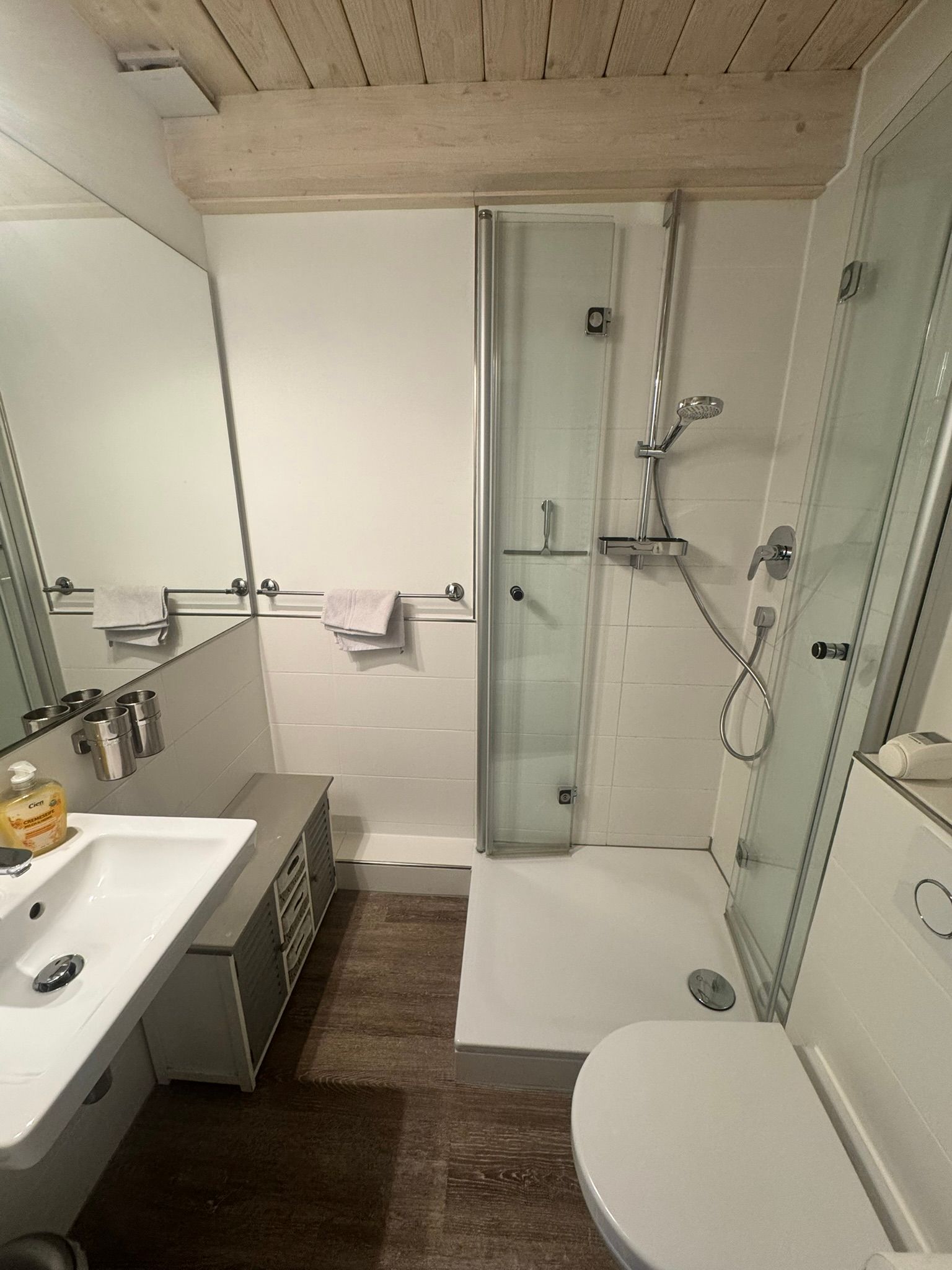 Klein aber fein. Im Badezimmer mit großem Spiegel und Dusche lässt es sich hervorragend in den Tag starten.