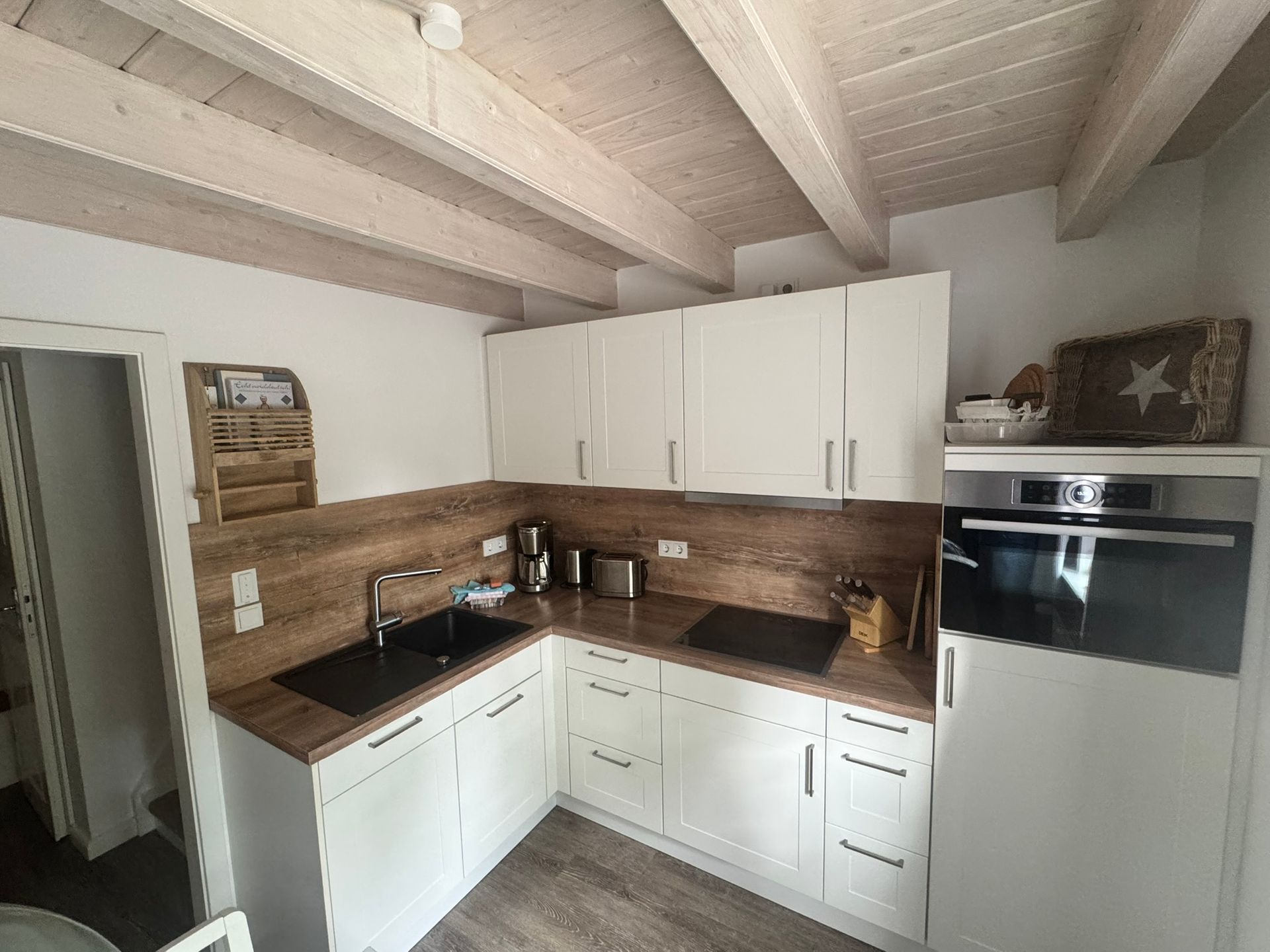 Hier wird richtig gut gekocht. Top ausgestattete Küche mit vielen Utensilien und Top Geräten (Spülmaschine, Waschmaschine, Wäschetrockner, Herd, Backofen, Mikrowelle, Kühlschrank, uvm.)