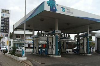 Auto fährt durch eine Waschstraße