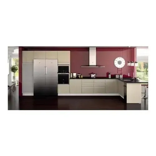 Cocina moderna con electrodomésticos de acero inoxidable, gabinetes beige y pisos de madera oscura.