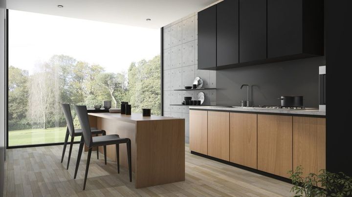 Cocina y comedor modernos con armarios negros y de madera, gran ventanal y mesa junto a la pared de cristal.