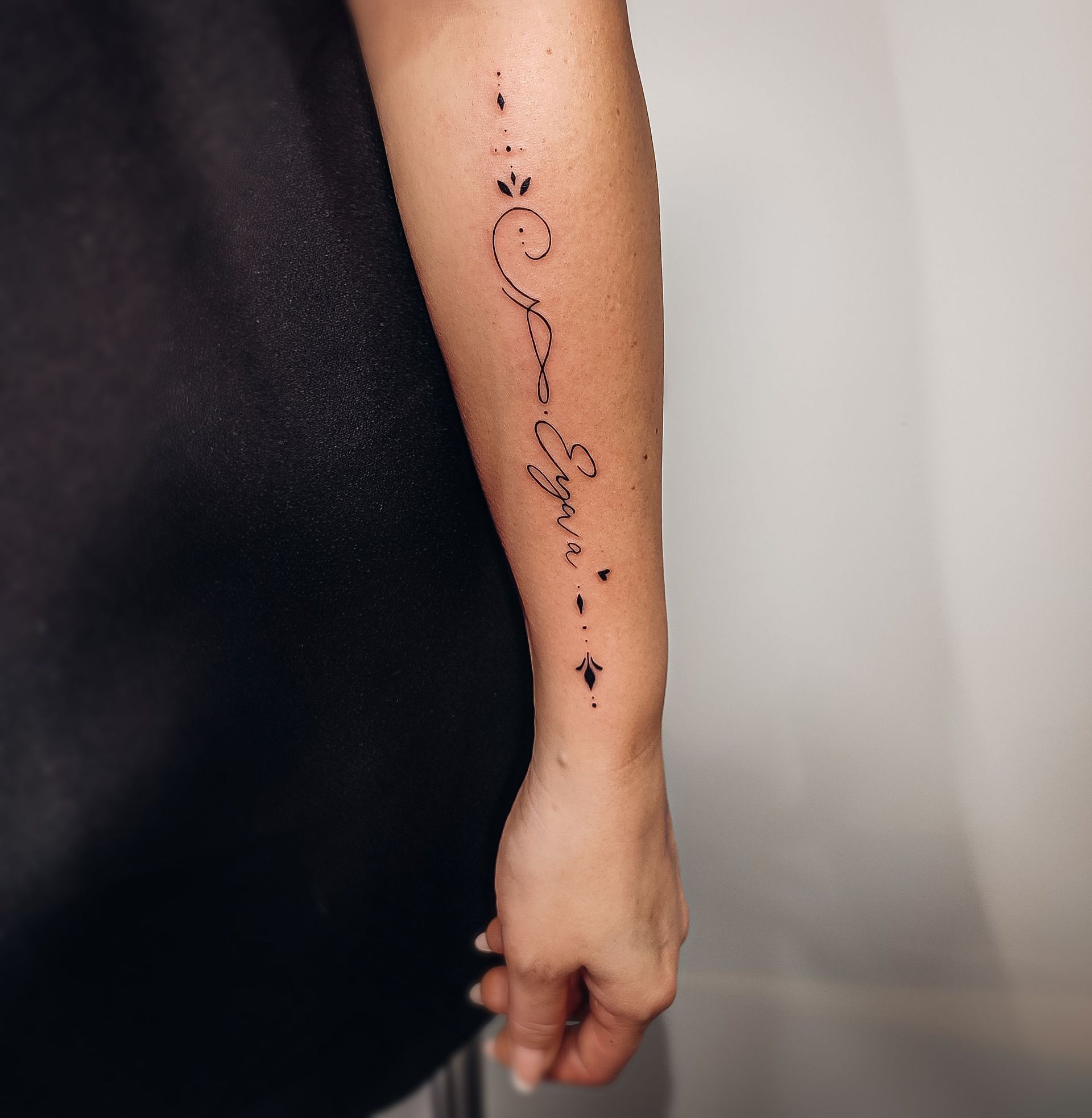 Langes Tattoo auf dem Oberarm