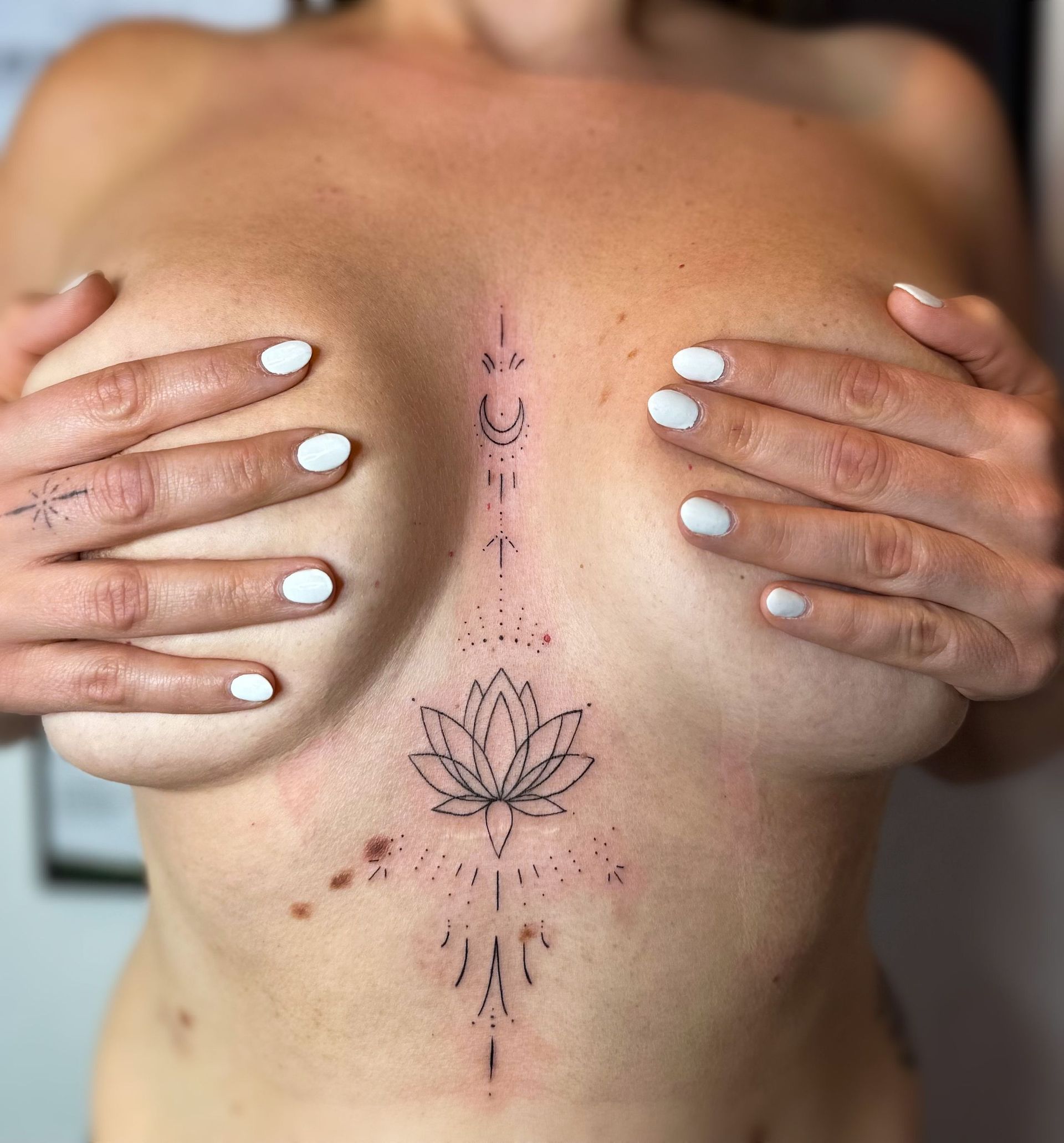 Brustkorb-Tattoo zwischen den Busen